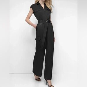 DKNY
Men’s BELTED WRAP-EFFECT CARGO JUMPSUIT